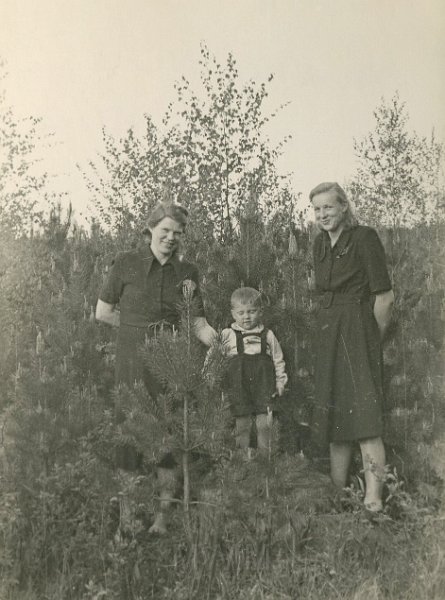 KKE 4821.jpg - Fot. W lesie. Od lewej: pierwsza Jadwiga Jarzynowska (z domu Siemaszko) – mama Marii Jolanty Mierzejewskiej (z domu Jarzynowska) z synem Andrzejem Jarzynowskim i nianią „Dora” - Dorotą, Olsztyn, 1950 r.